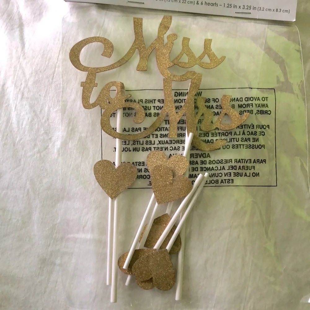 Gold Mr & Mrs signature cake toppers with small heart shaped toppers ❤️